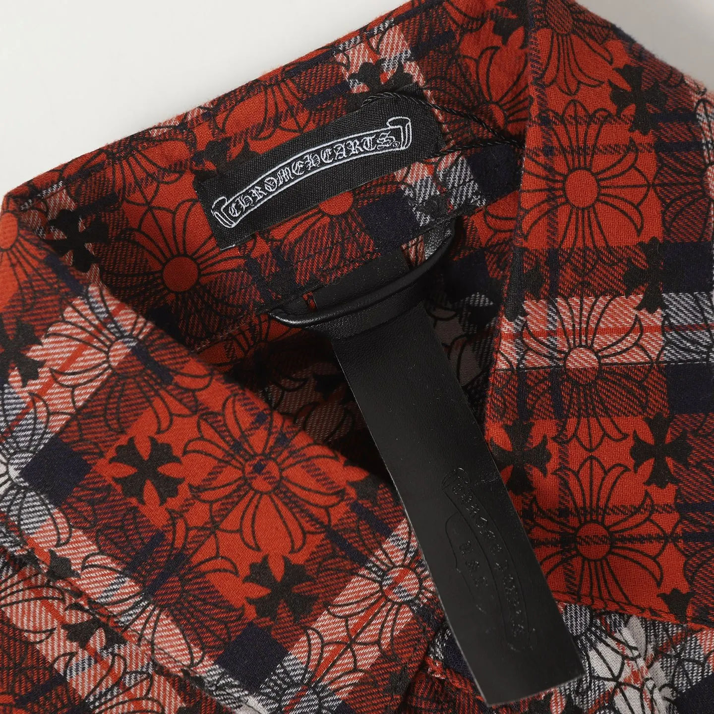 🅿️330 CH Crow Heart Leather Label Metal Checkered Shirt Jacket. Original Crow family's unique identity embellished with silver buckle cross leather stamp, custom-dyed dark pattern brand fabric, high-quality checkered pattern tailoring, cross leather badge splicing on the sleeves, one-sided patch pocket design on the chest, custom-made high-quality lettering hardware accessories, distressed retro silver buckles, three-dimensional version. The upper body is sassy and handsome. Natural high-street style. Needless to say, the upper body effect is natural. It is at the forefront of the trend. Its vibrant design and versatile attributes can surprise you no matter how you match it! Size: S-XL